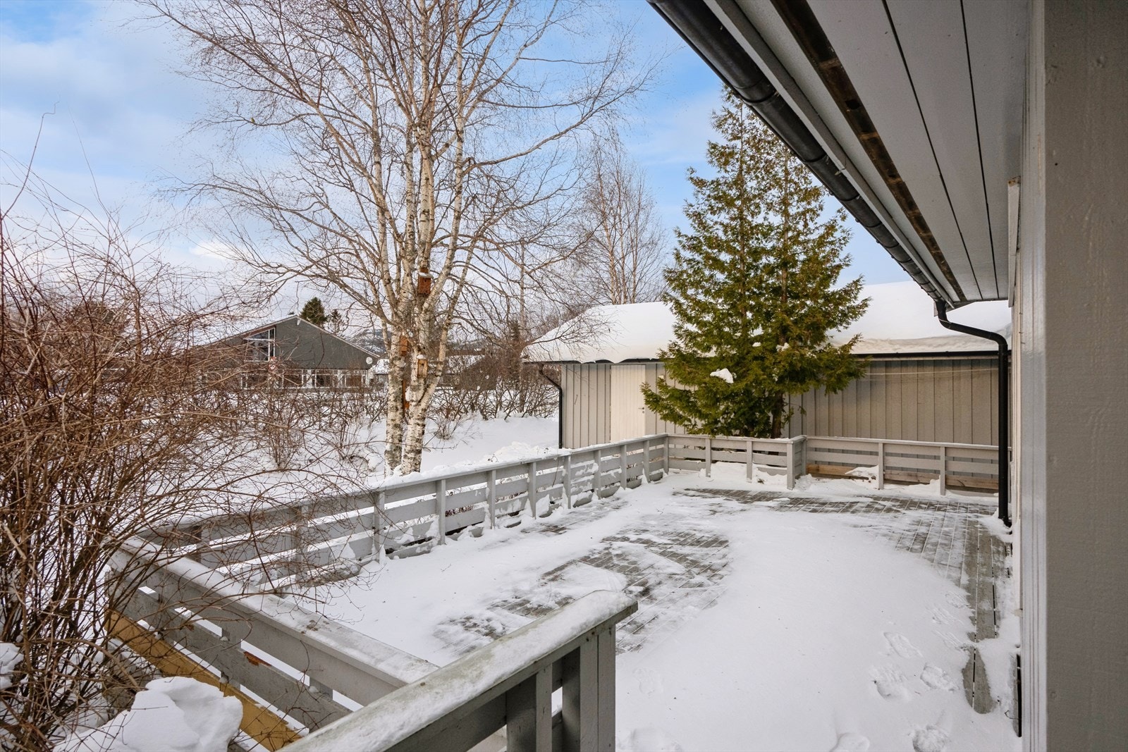 Romslig veranda på ca. 50 kvm. Gode lys og solforhold med bla. kveldssol. Galleribilde