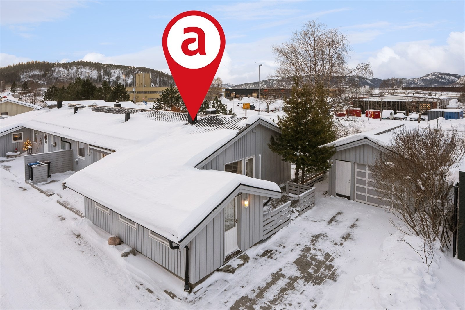 Beliggende på Lauvhammern med gode lys og solforhold. Garasje. Galleribilde