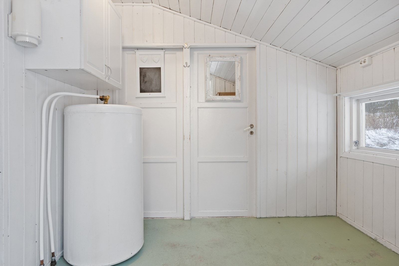 Enkelt vaskerom med egen inngang og 2 stk. boder for praktisk lagring. I tillegg til 2 stk. uteboder. Galleribilde