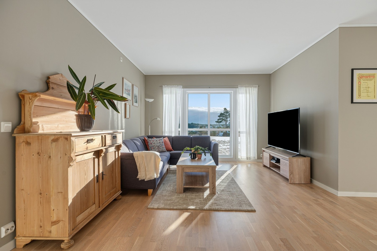 Den luftige stuen har gode vindusflater og et møbleringsvennlig areal med plass til både tv-lounge og spisestue. Galleribilde