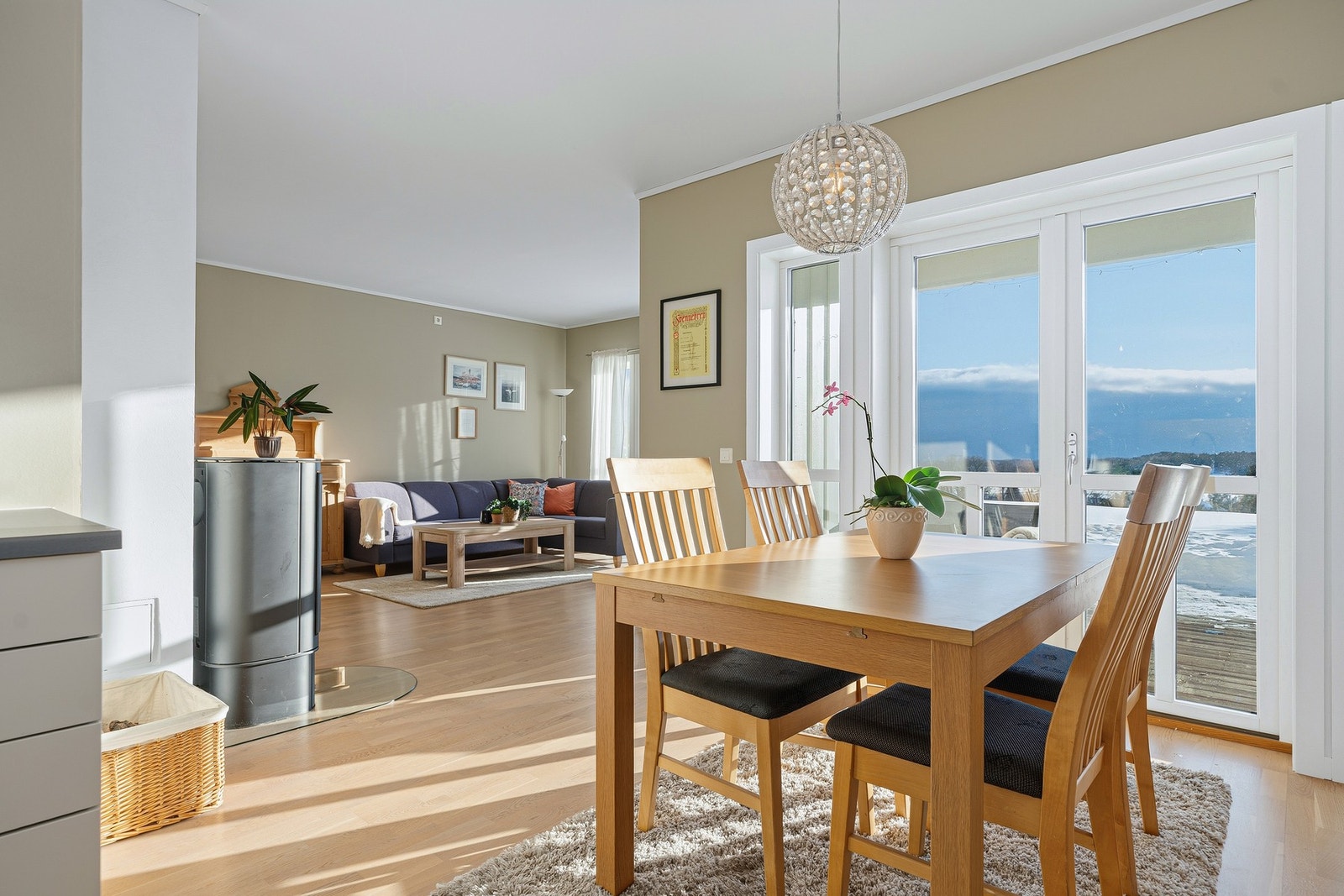 Her er det hyggelig å invitere gjester på middag og god plass til å samles foran tv-en. Galleribilde