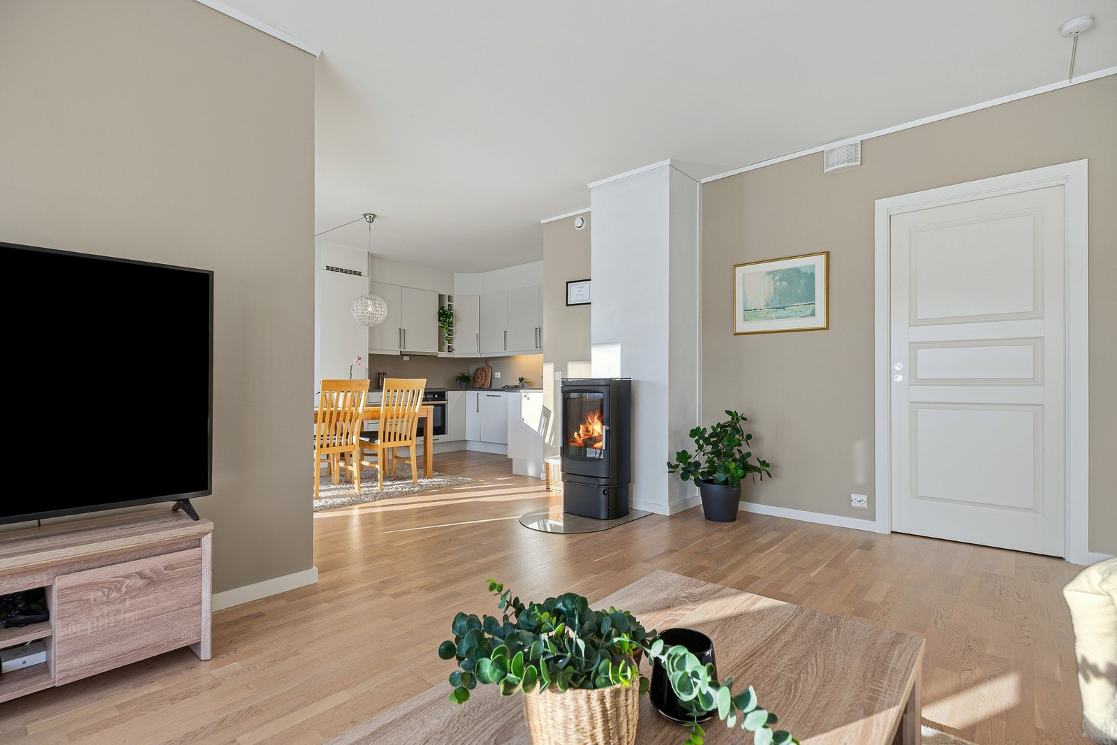 En peisovn med stort flammebilde gir ekstra hygge og god varme i den kalde årstiden. Galleribilde