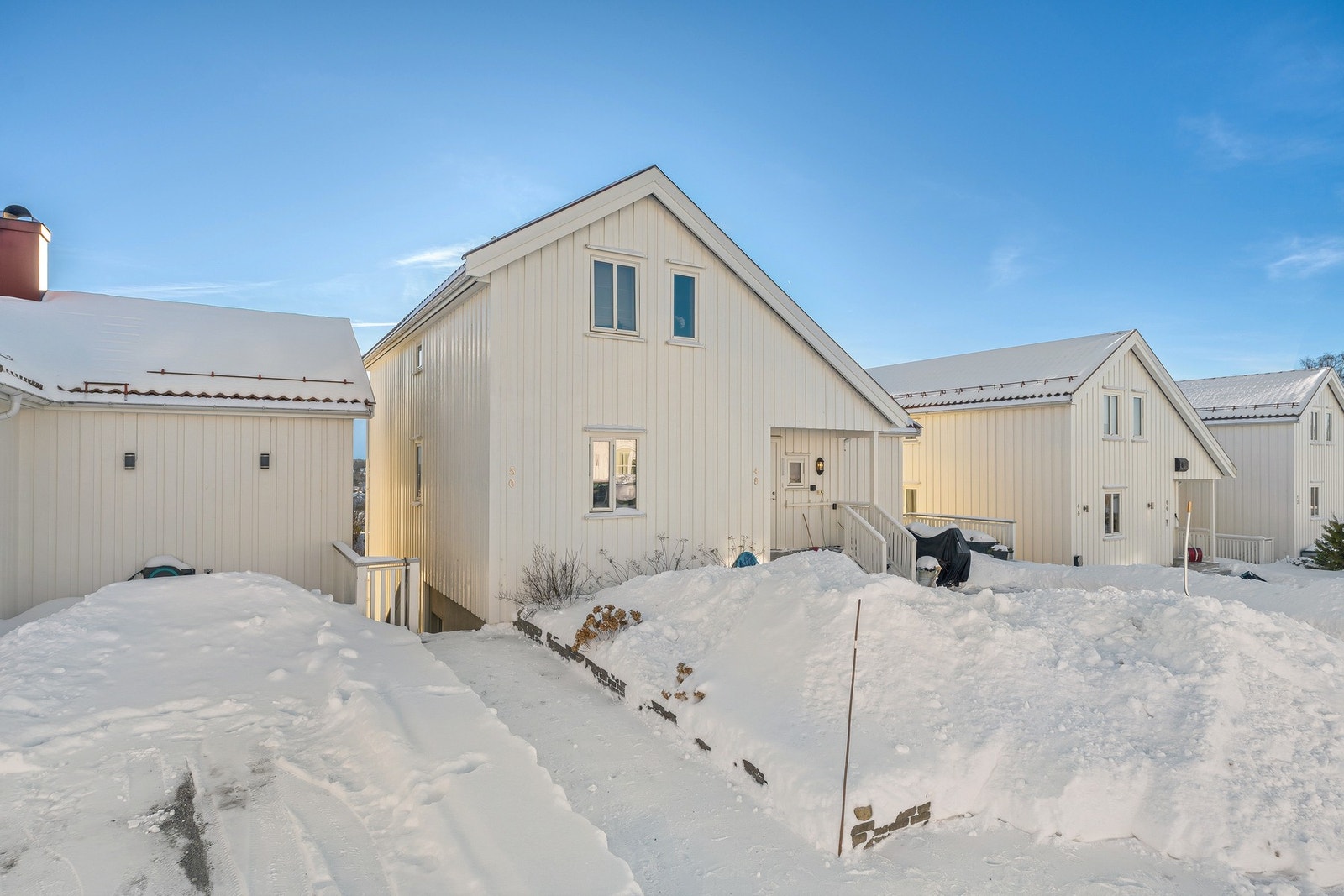 Leiligheten ligger i underetasjen. Sameiet har nylig sørget for maling av fasaden. Galleribilde