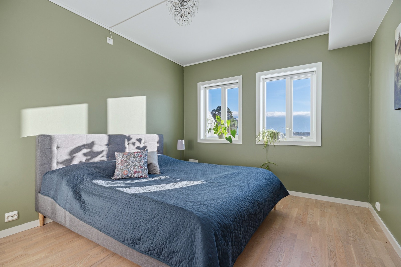 Hovedsoverommet får godt med dagslys, og det er god plass til både seng, garderobe og annet møblement. Galleribilde