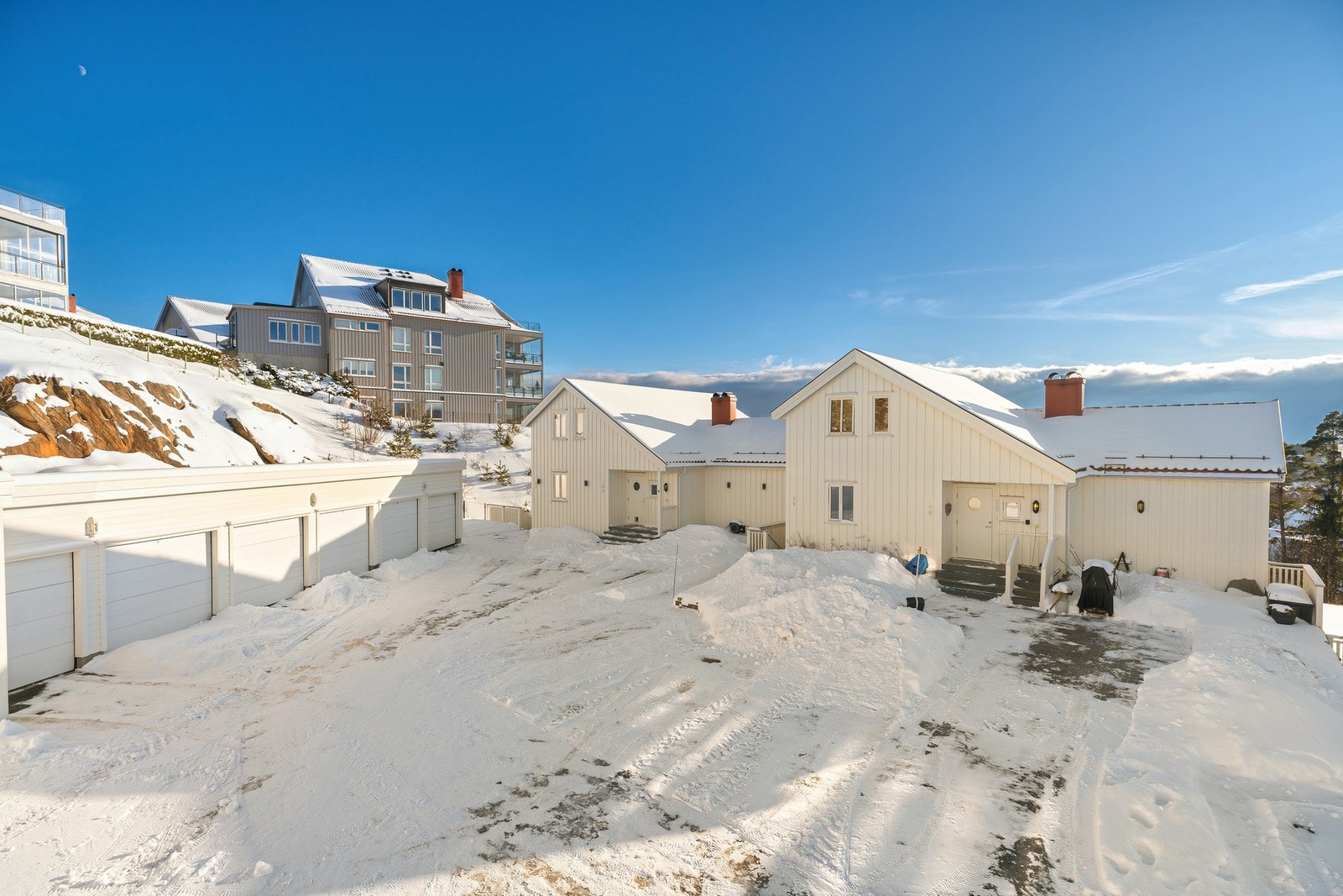 Leiligheten ligger tilbaketrukket på feltet, og her er kort gangvei til garasjen. Galleribilde