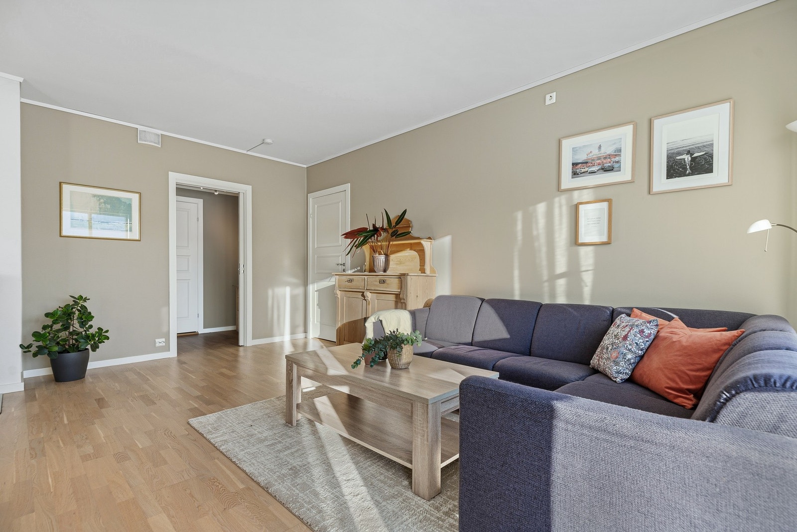 Fra stuen er det skyvedør inn til en mellomgang som egner seg for oppbevaring. Videre inn finner du en bod og badet. Galleribilde