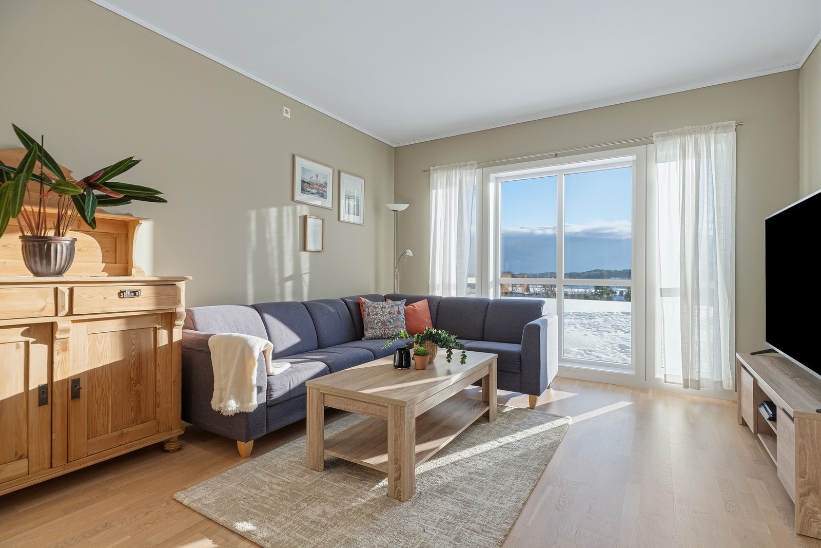 Leiligheten har en nydelig atmosfære og deilig lysinnslipp av naturlig dagslys. Galleribilde