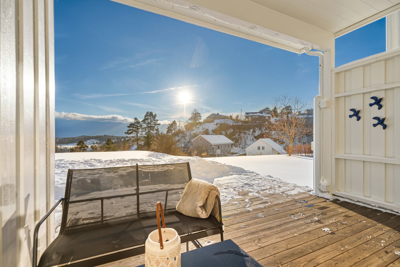 God plass til utegruppe og grill. Det er fint utsyn over det flotte hagearealet. Galleribilde