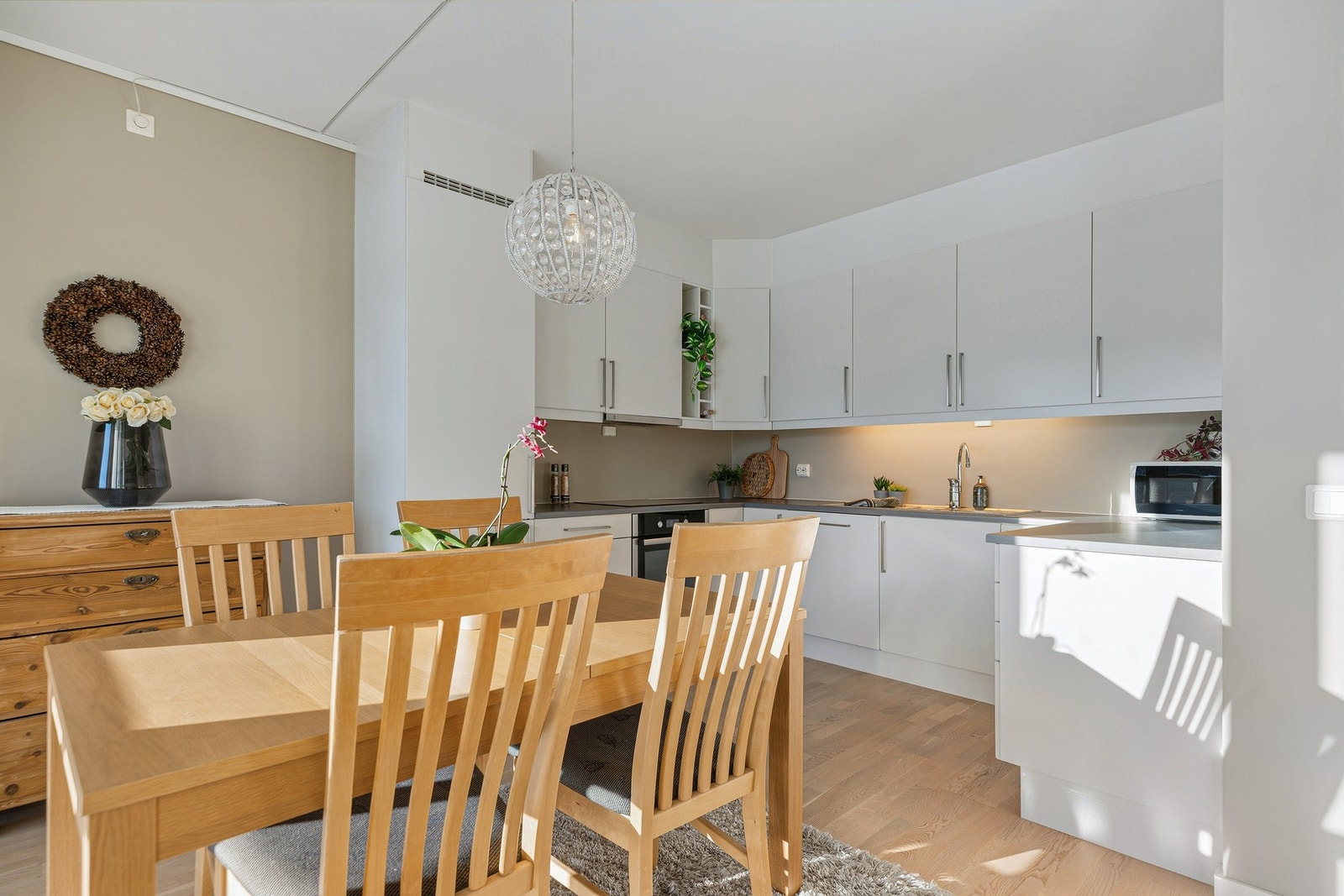 Kjøkkenet ligger tilbaketrukket, men åpent mot stuen, og har en pen innredning plassert i u-form. Galleribilde