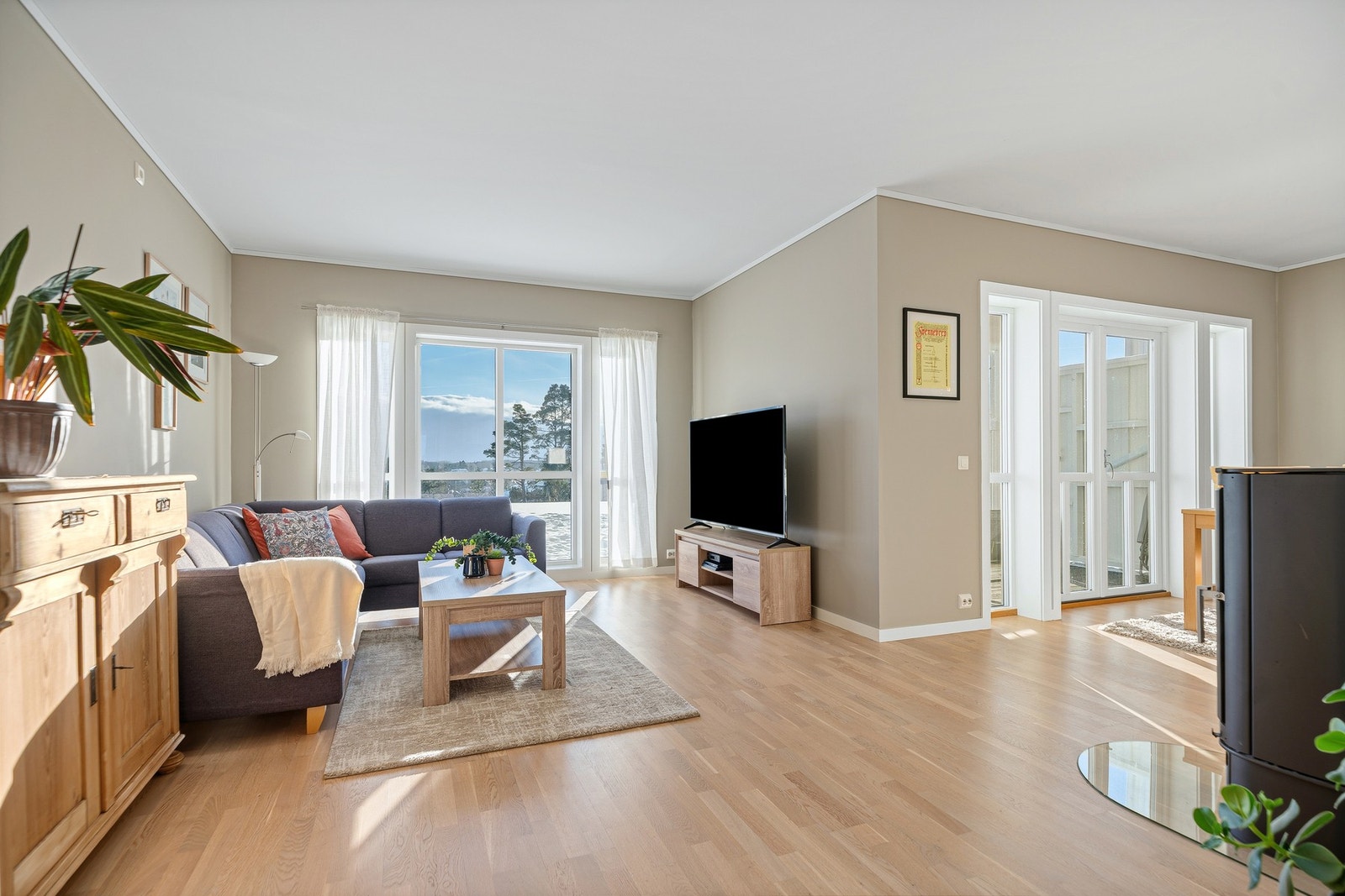 Fra stuen er det utgang til den solrike balkongen og åpen løsning til et tilbaketrukket kjøkken. Galleribilde