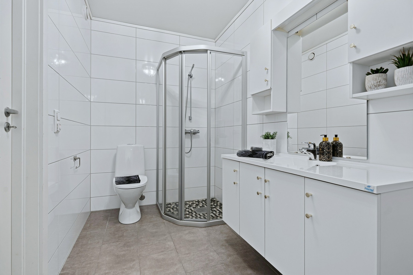 Badet er lyst og delikat med fliser gulv og vegger. Galleribilde