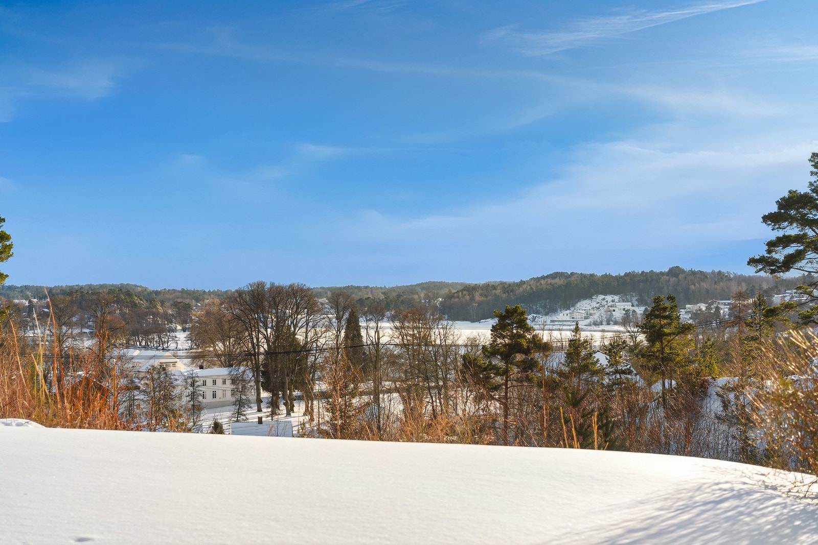 Leiligheten vender mot friområdet og har flott utsyn. Galleribilde