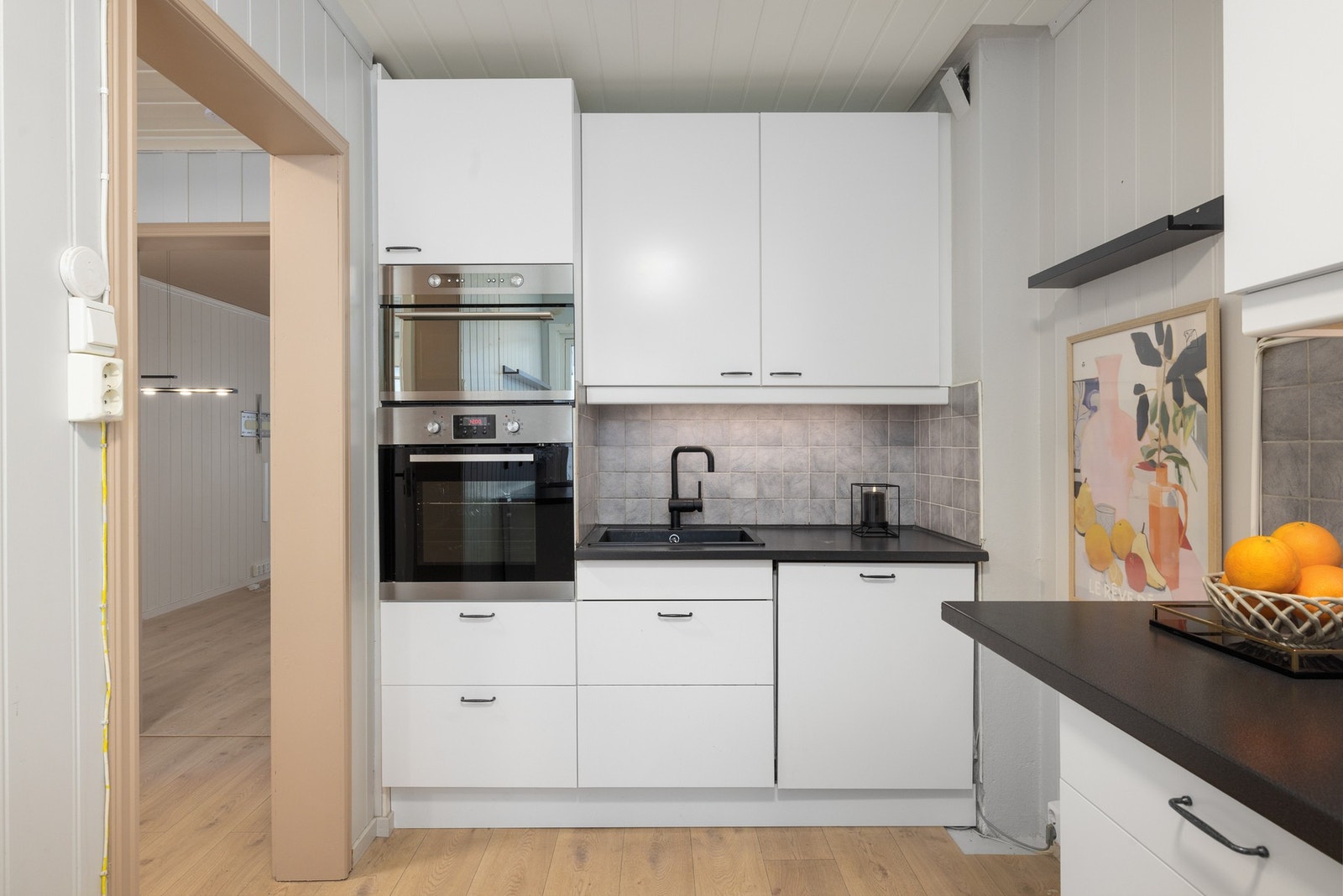 Kjøkken med integrerte hvitevarer og god oppbevaringsplass Galleribilde