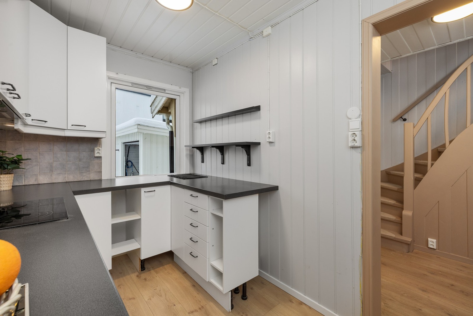 Kjøkken med funksjonell benkeløsning og oppbevaring Galleribilde