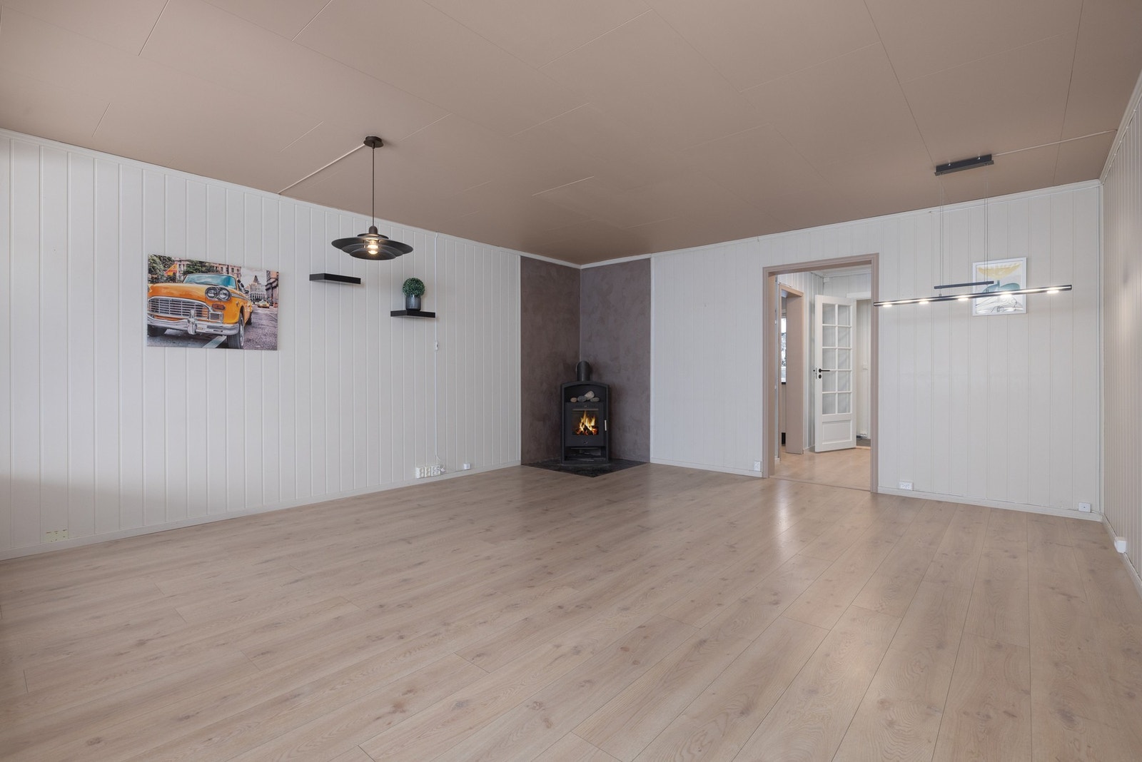 Romslig stue med vedovn og gode møbleringsmuligheter Galleribilde