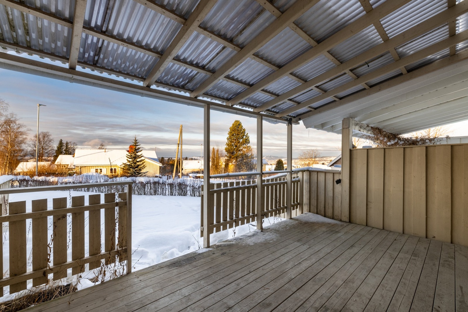 Overbygd terrasse med god plass til utemøbler Galleribilde