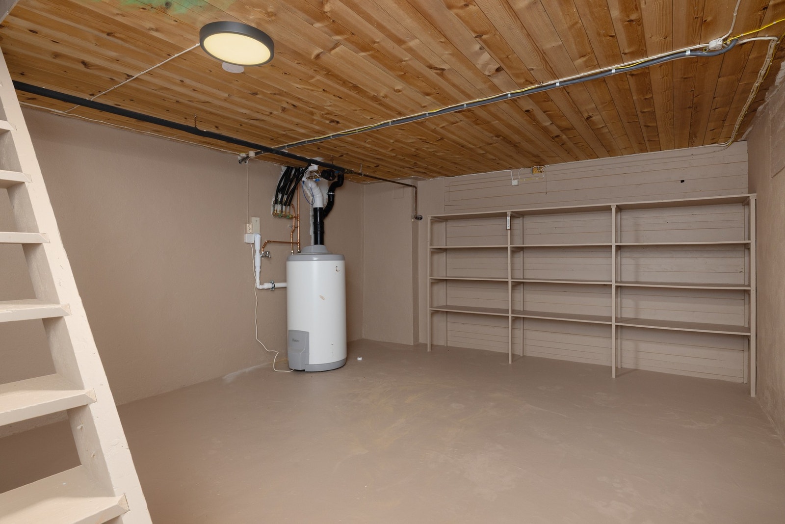 Kjellerbod med god lagringsplass og hyllesystem Galleribilde