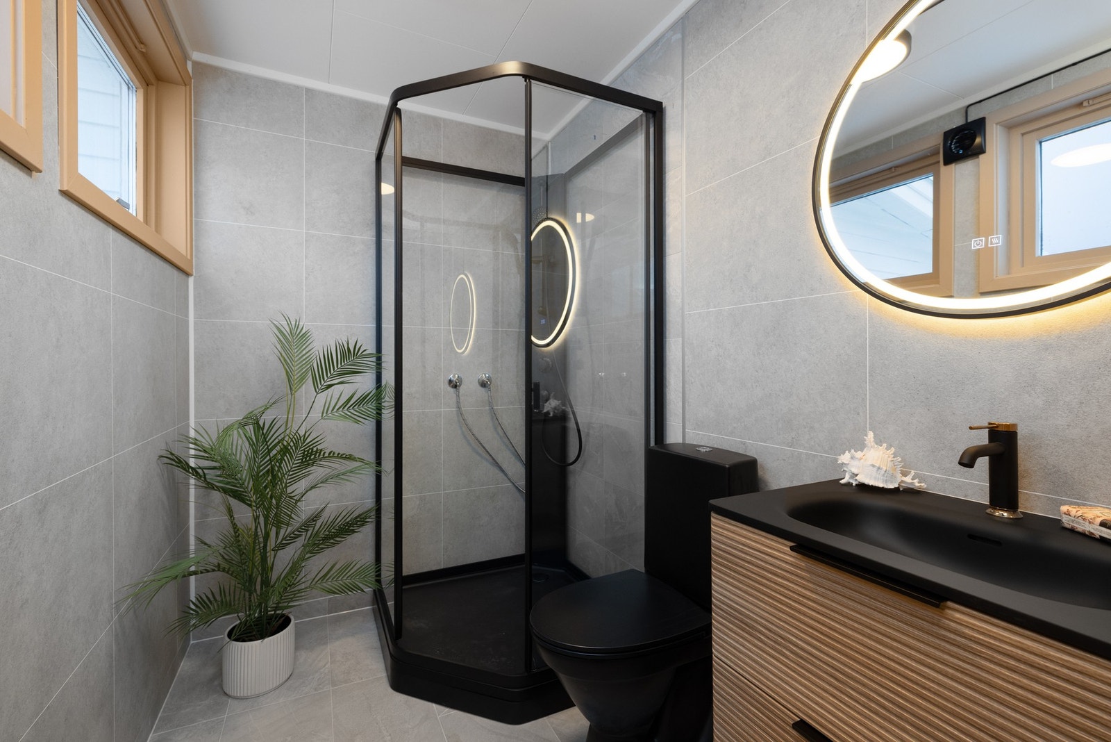 Flislagt bad med dusjkabinett og moderne innredning Galleribilde