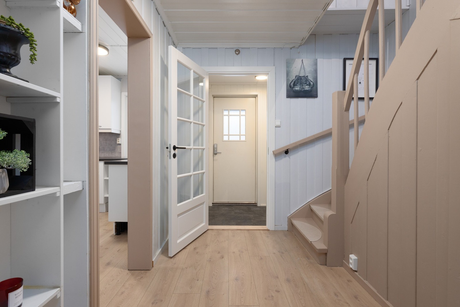 Entré med god plass til oppbevaring og trapp til øvrige etasjer Galleribilde