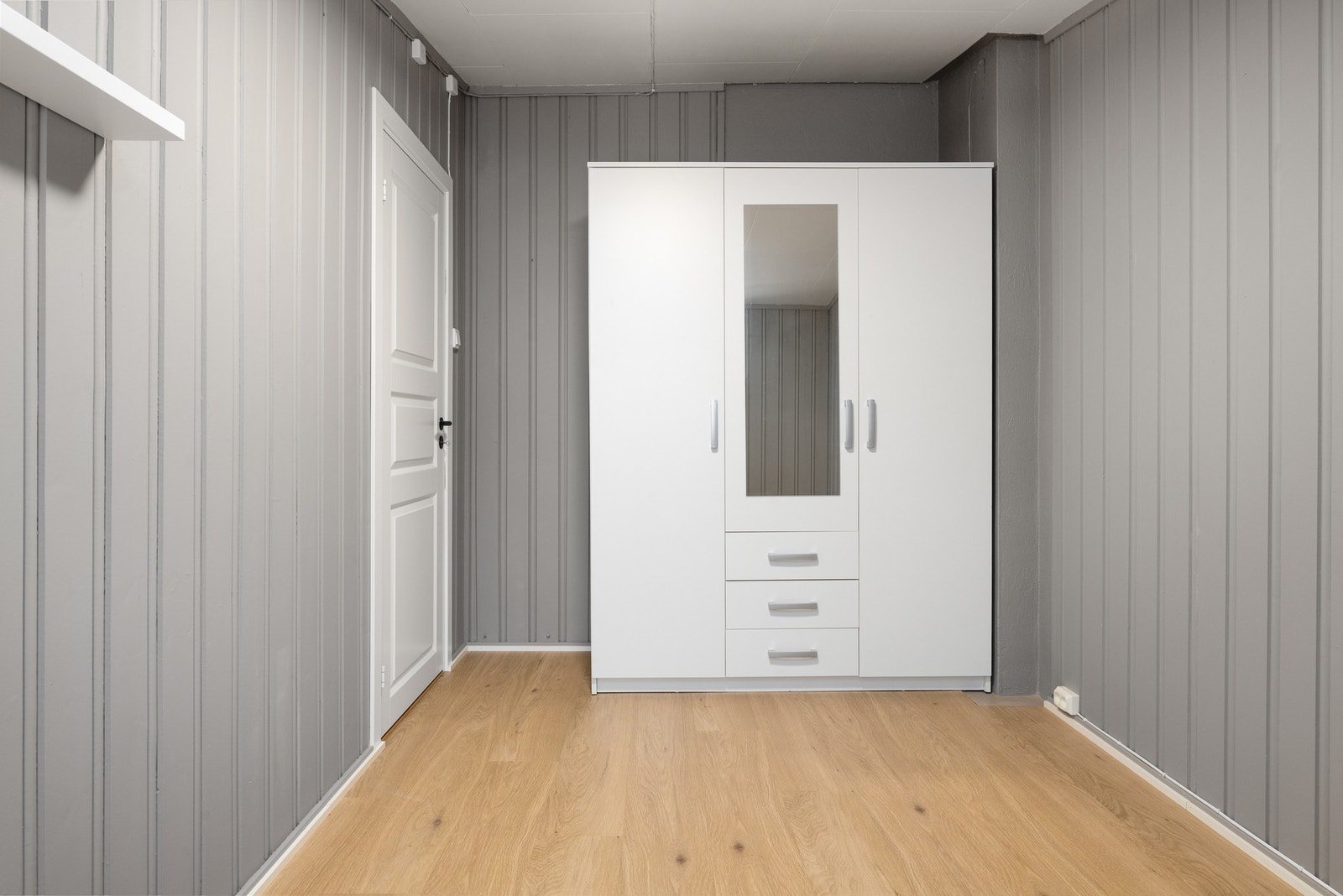 Soverom med plass til skap og oppbevaring Galleribilde