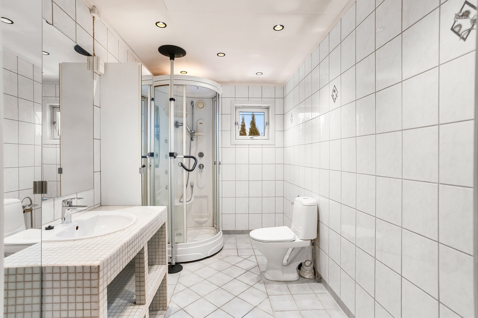 Rommet er romslig og har downlights i taket for god belysning. Galleribilde