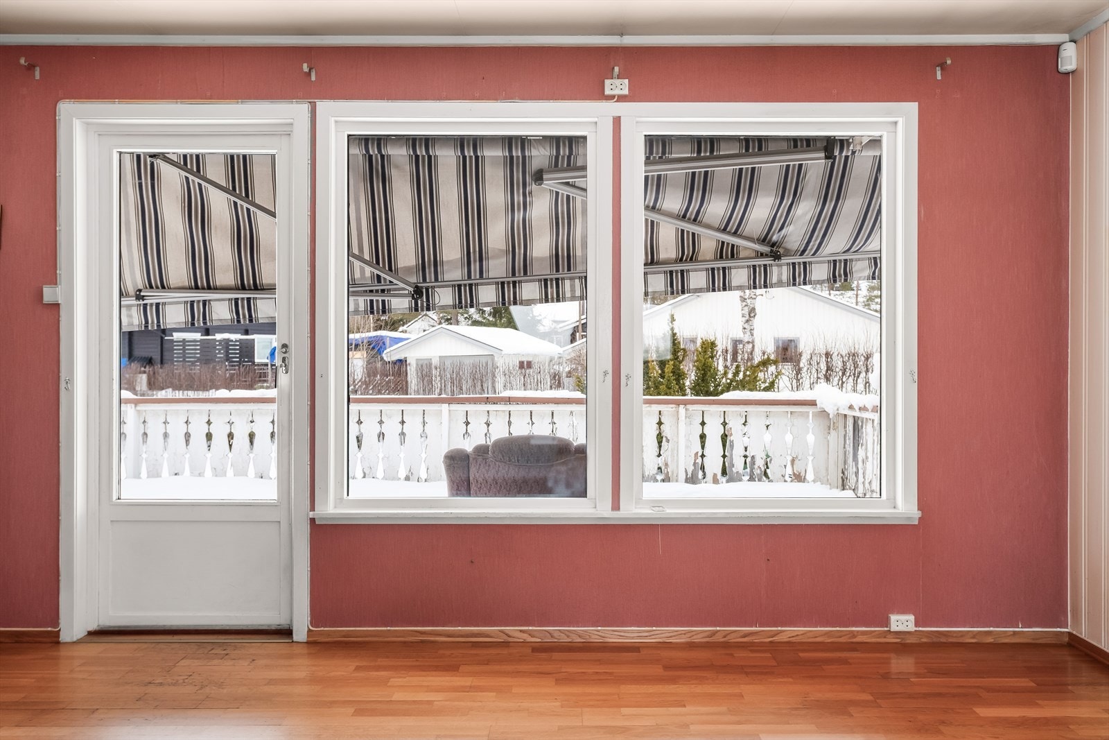 Store vindusflater i stuen slipper inn rikelig med dagslys. Galleribilde