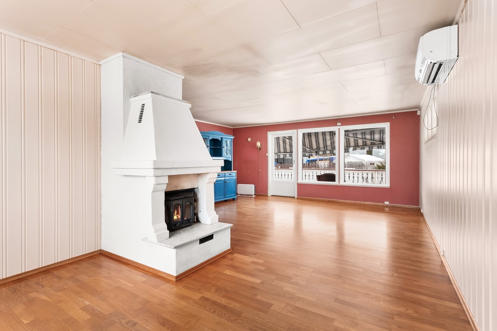 En sentralt plassert peisovn sørger for varme på kalde dager. Galleribilde