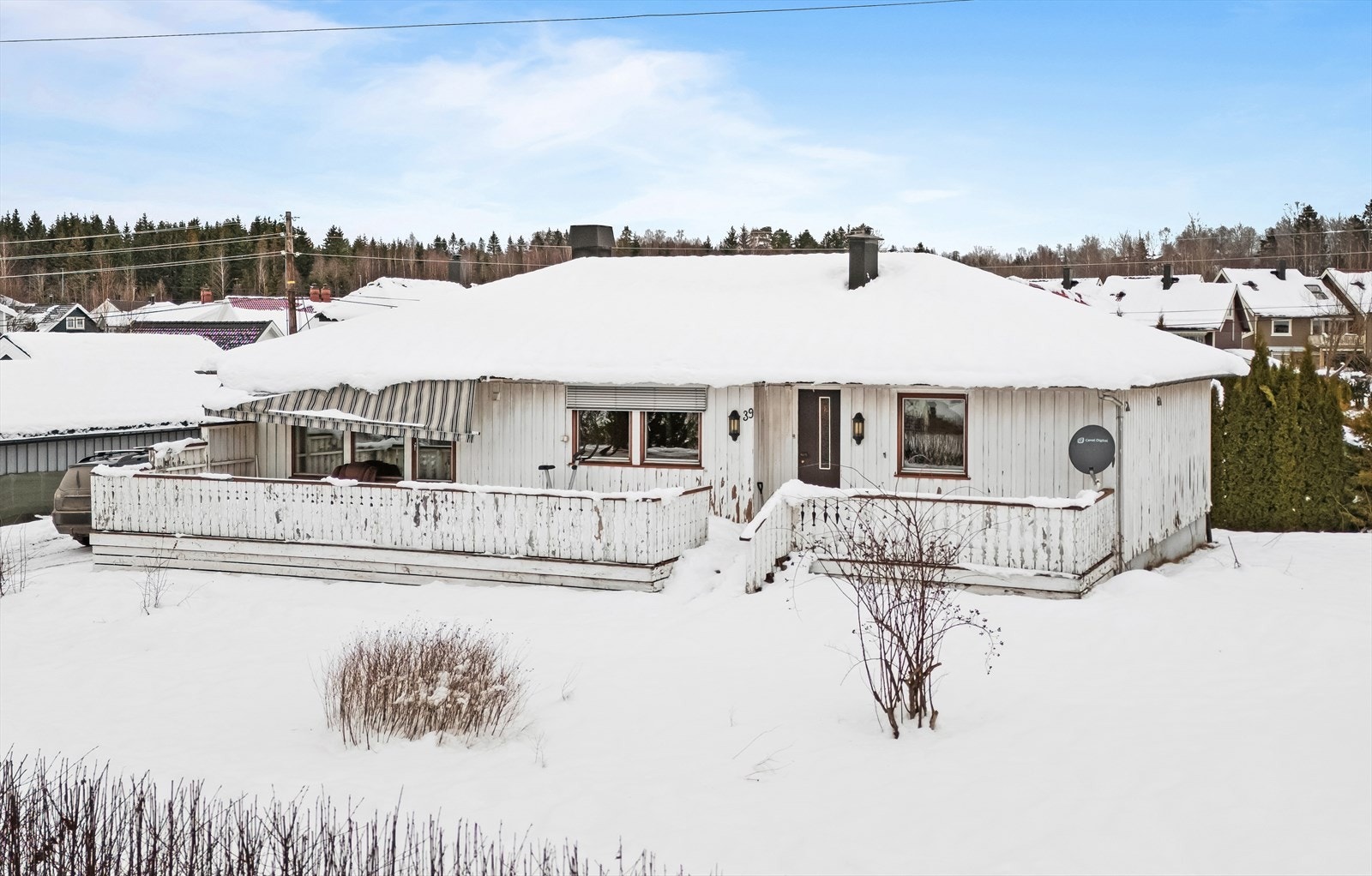 Enebolig over ett plan med en stor, omløpende terrasse. Galleribilde