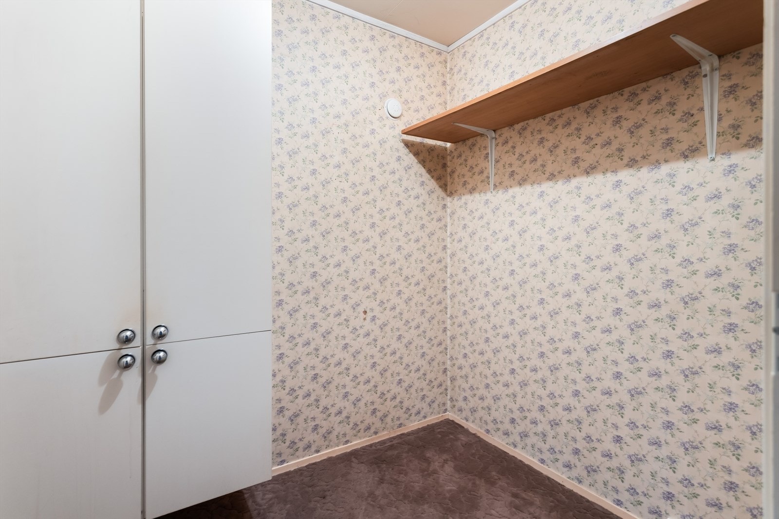 Boligen har flere praktiske boder som gir rikelig med lagringsplass. Galleribilde