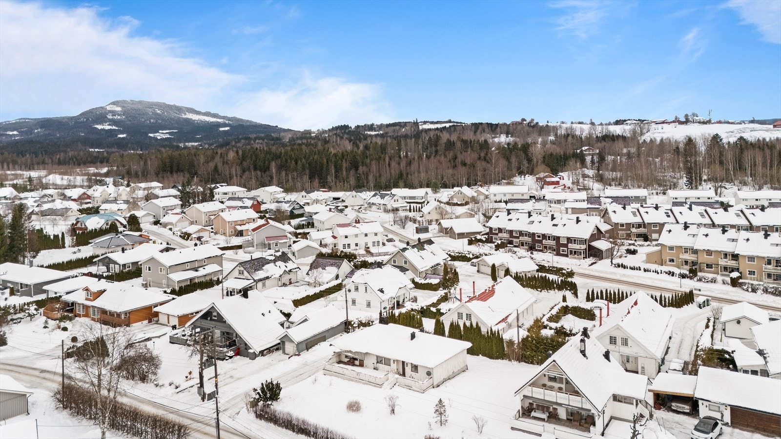 Boligen ligger i et veletablert boligområde med nærhet til skog og mark. Galleribilde