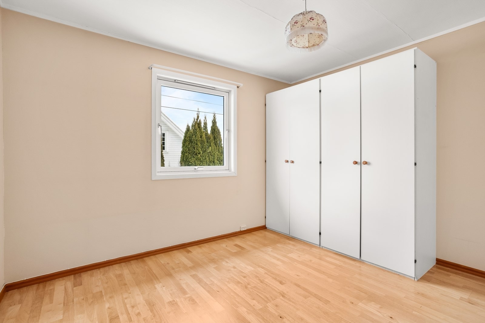 Medfølgende garderobeskap gir gode oppbevaringsmuligheter. Galleribilde