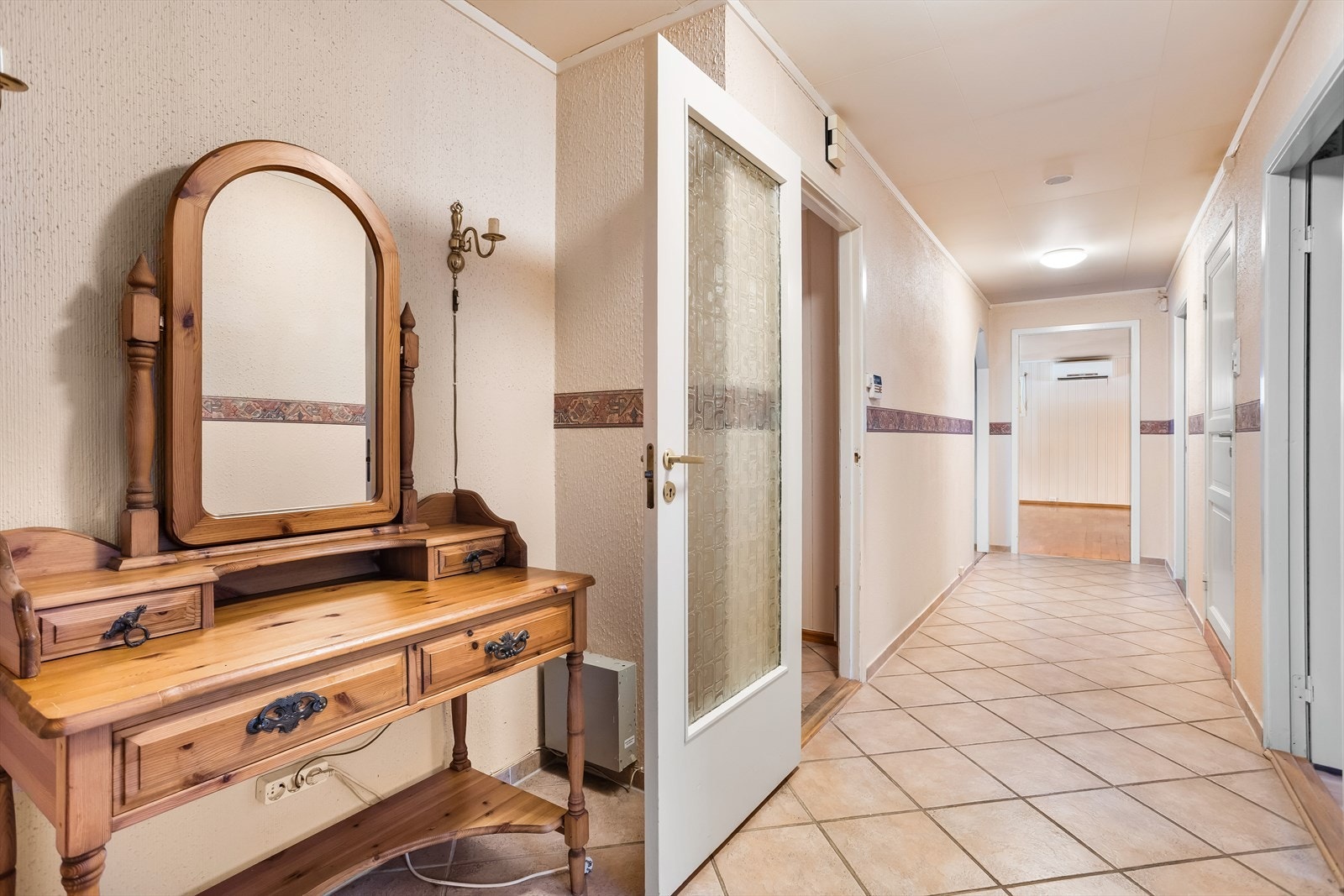 Fra entreen leder en gang deg videre inn til boligens øvrige rom. Galleribilde