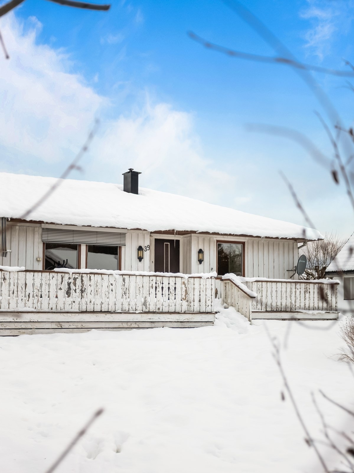 Et overbygd inngangsparti ønsker deg velkommen hjem. Galleribilde