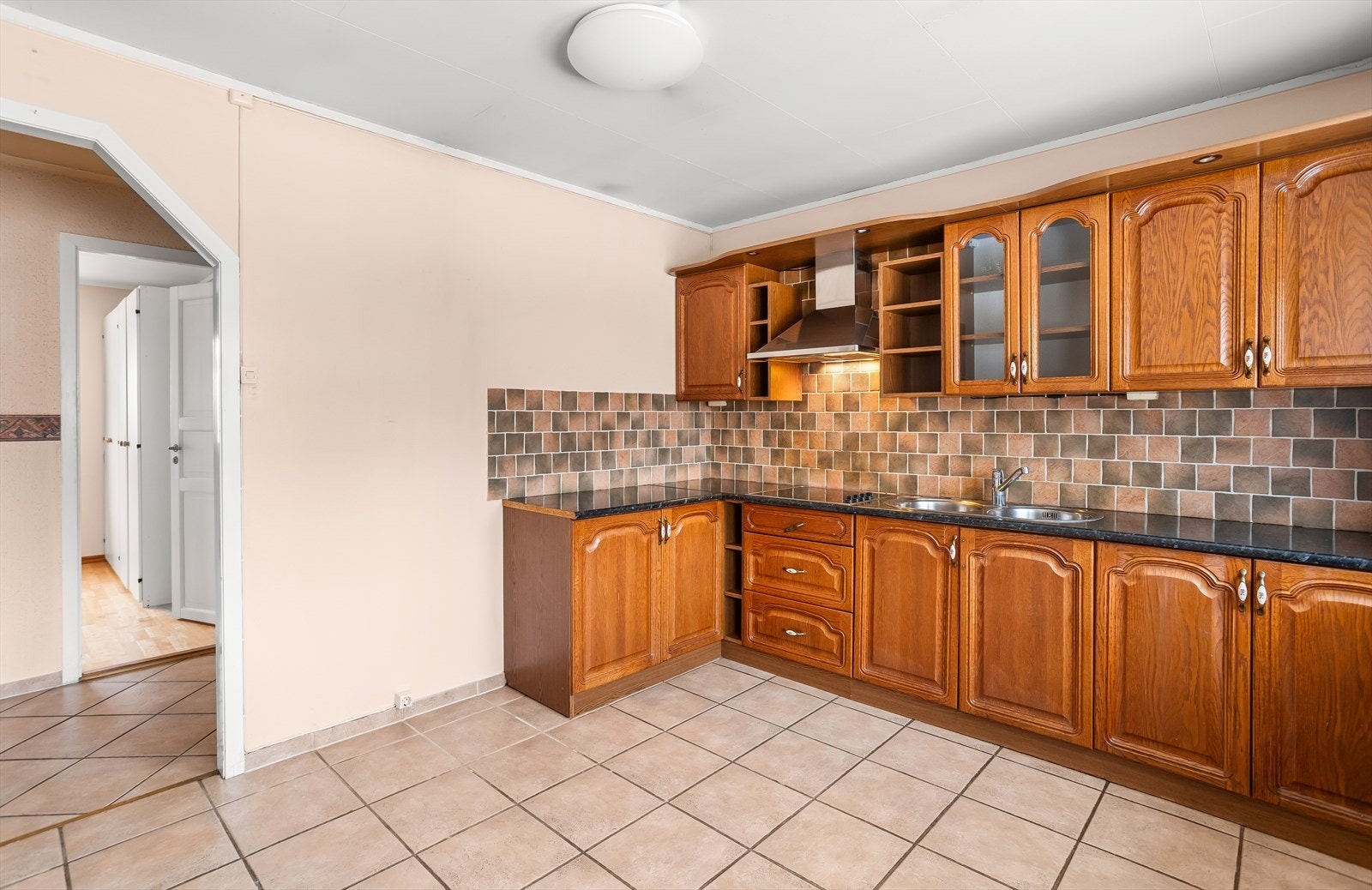 Kjøkkenet har en praktisk utforming og flislagt gulv som er enkelt å vedlikeholde. Galleribilde