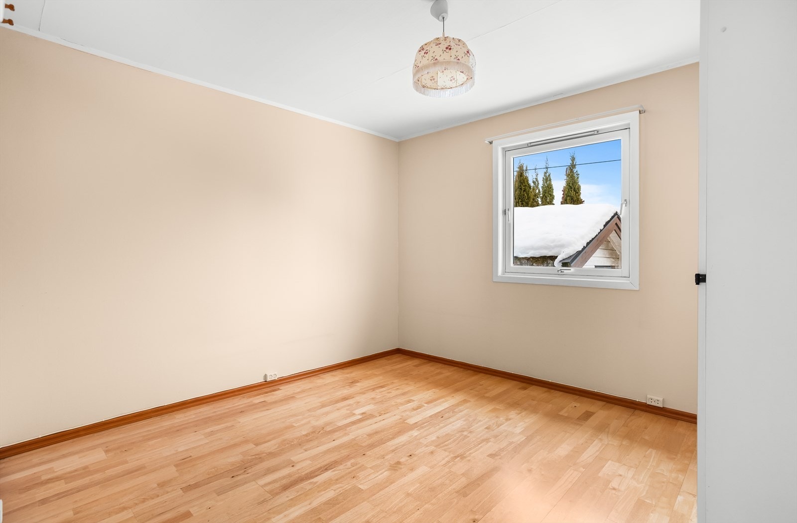 Boligen har tre soverom av god størrelse. Dette rommet har plass til seng og skrivebord. Galleribilde