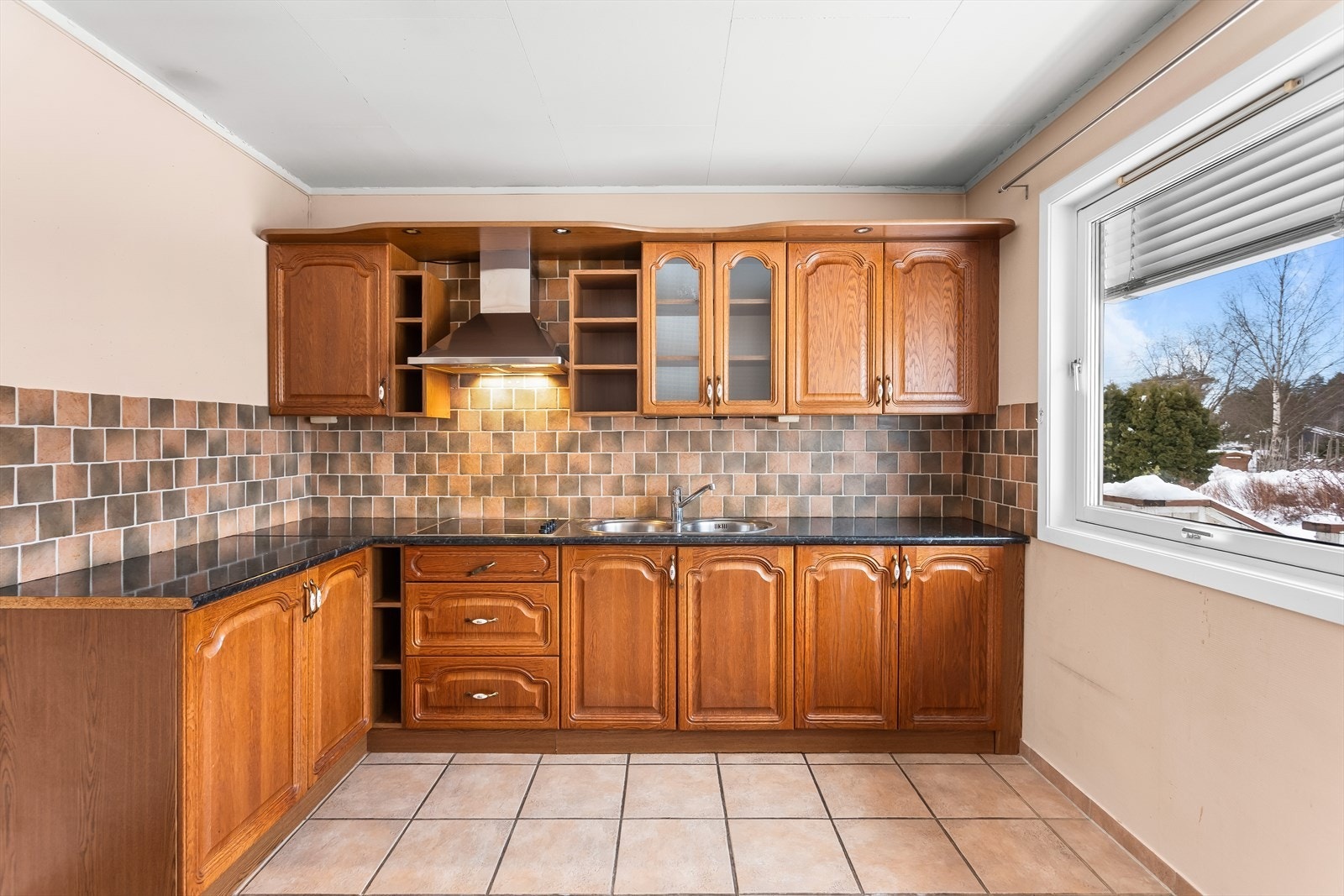 Her er det rikelig med arbeidsflate for matlaging. Galleribilde