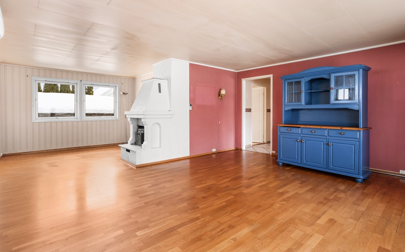 Stuen er romslig og gir gode møbleringsmuligheter for både sofagruppe og spisebord. Galleribilde