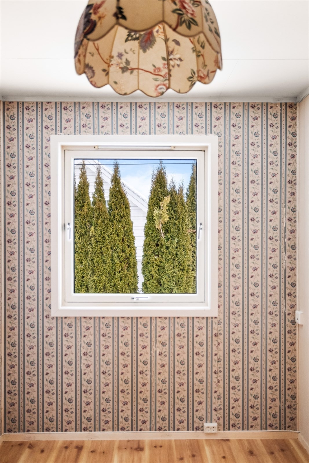 Vinduene i boligen gir utsyn mot hagen og nærområdet. Galleribilde