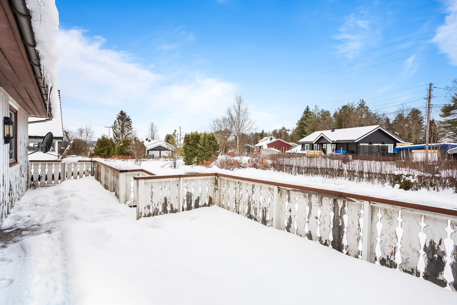 Terrassen strekker seg rundt store deler av huset og gir et flott uterom. Galleribilde