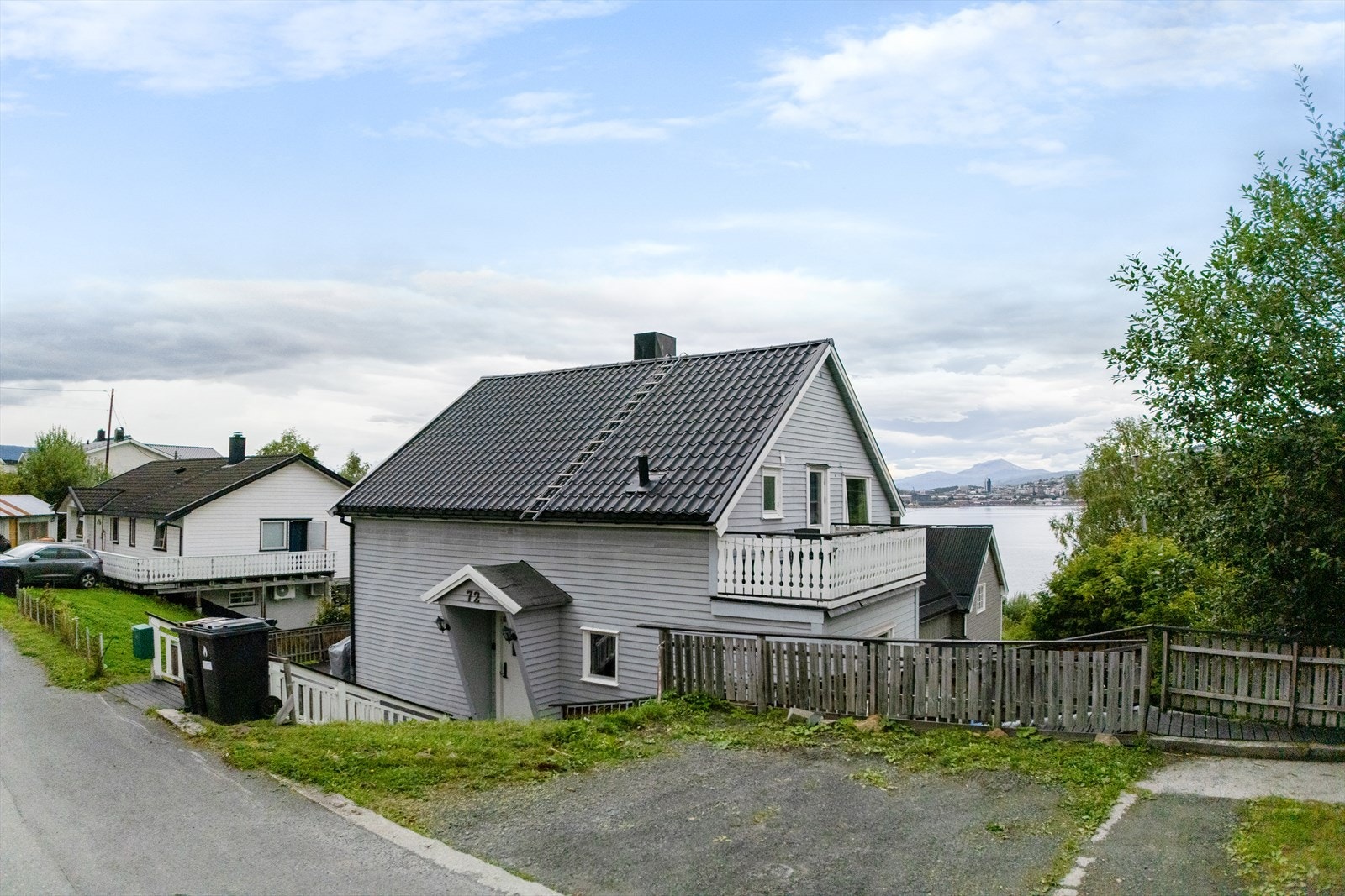 Boligen ligger i et barnevennlig område med kort vei til både barneskole, barnehager og dagligvarebutikk Galleribilde