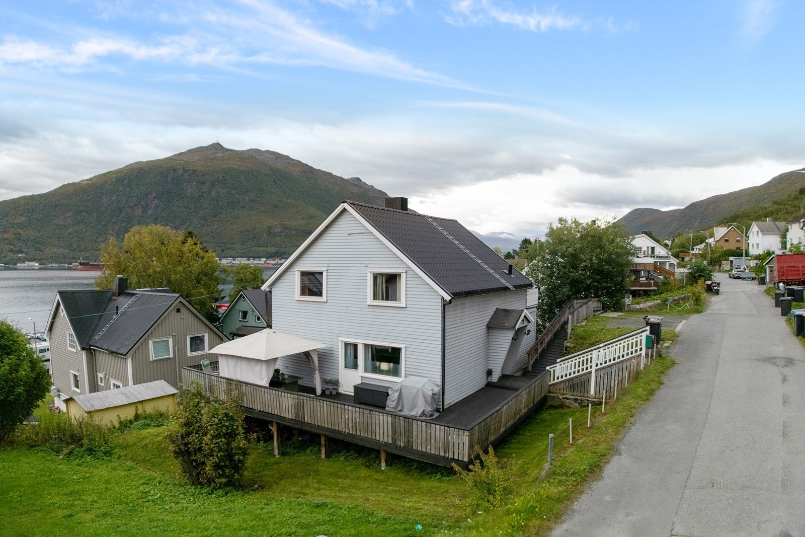 Innholdsrik enebolig med attraktiv beliggenhet - her får du både flott utsikt, gode uteområder og kort vei til alt du trenger i hverdagen Galleribilde