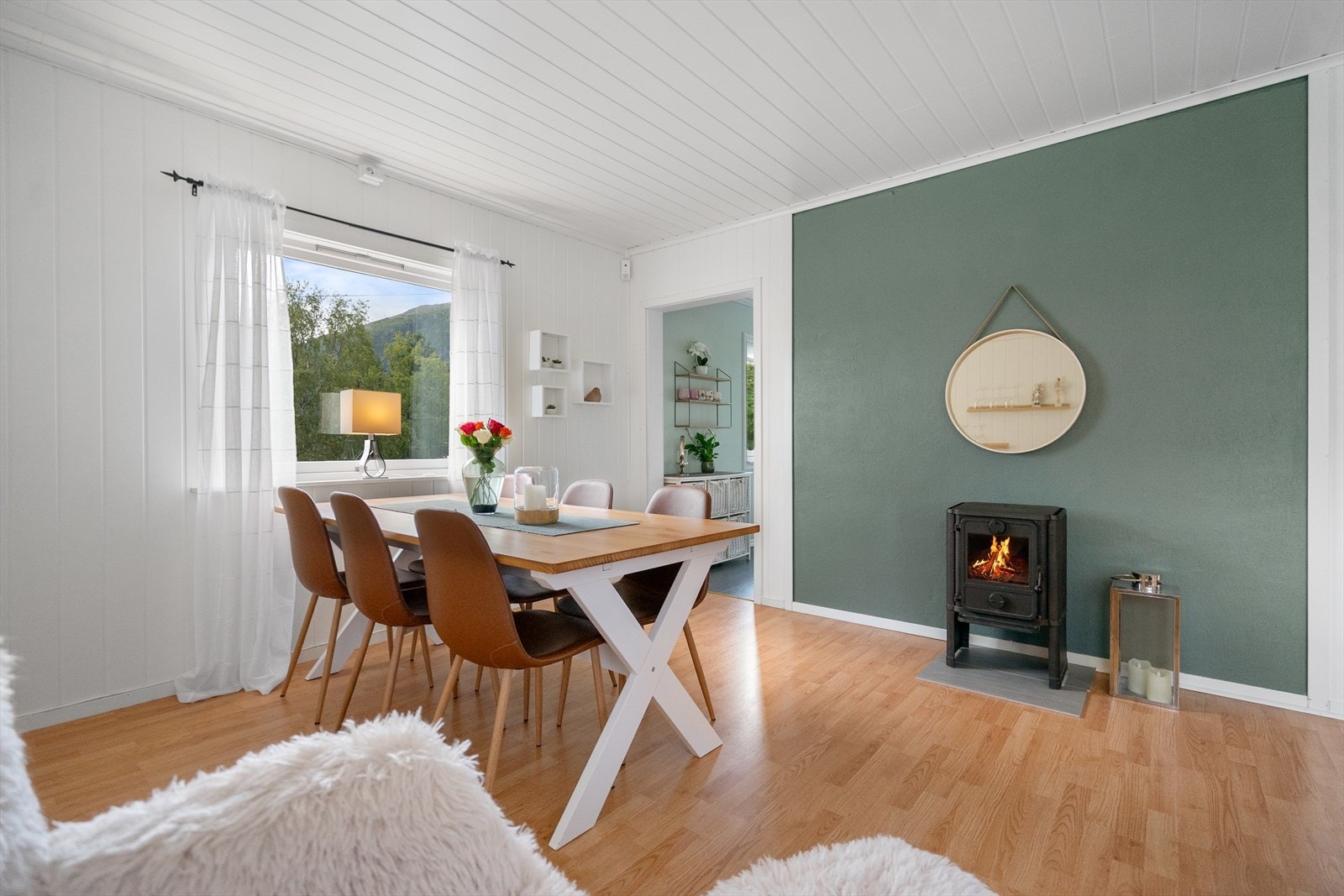 Koselig spisestue med vinduer som rammer inn utsikten mot nærområdet Galleribilde