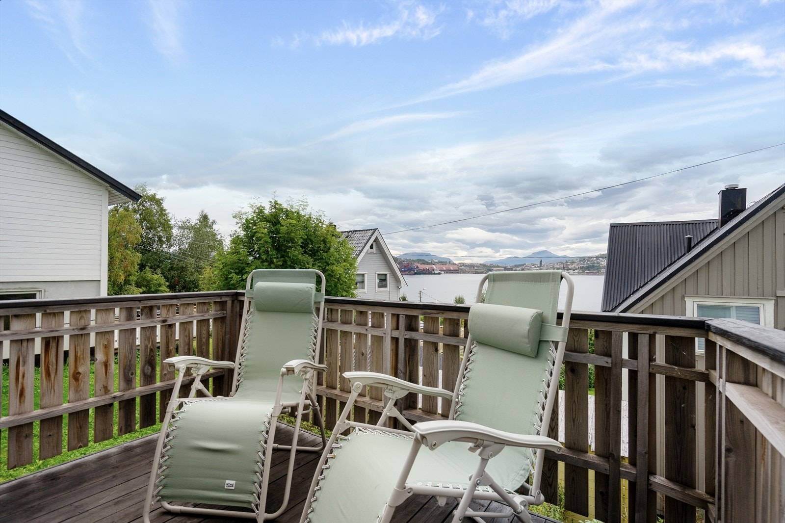 Egen solkrok med plass til solstoler- og senger - ideelt for late sommerdager med flott utsikt over fjorden Galleribilde