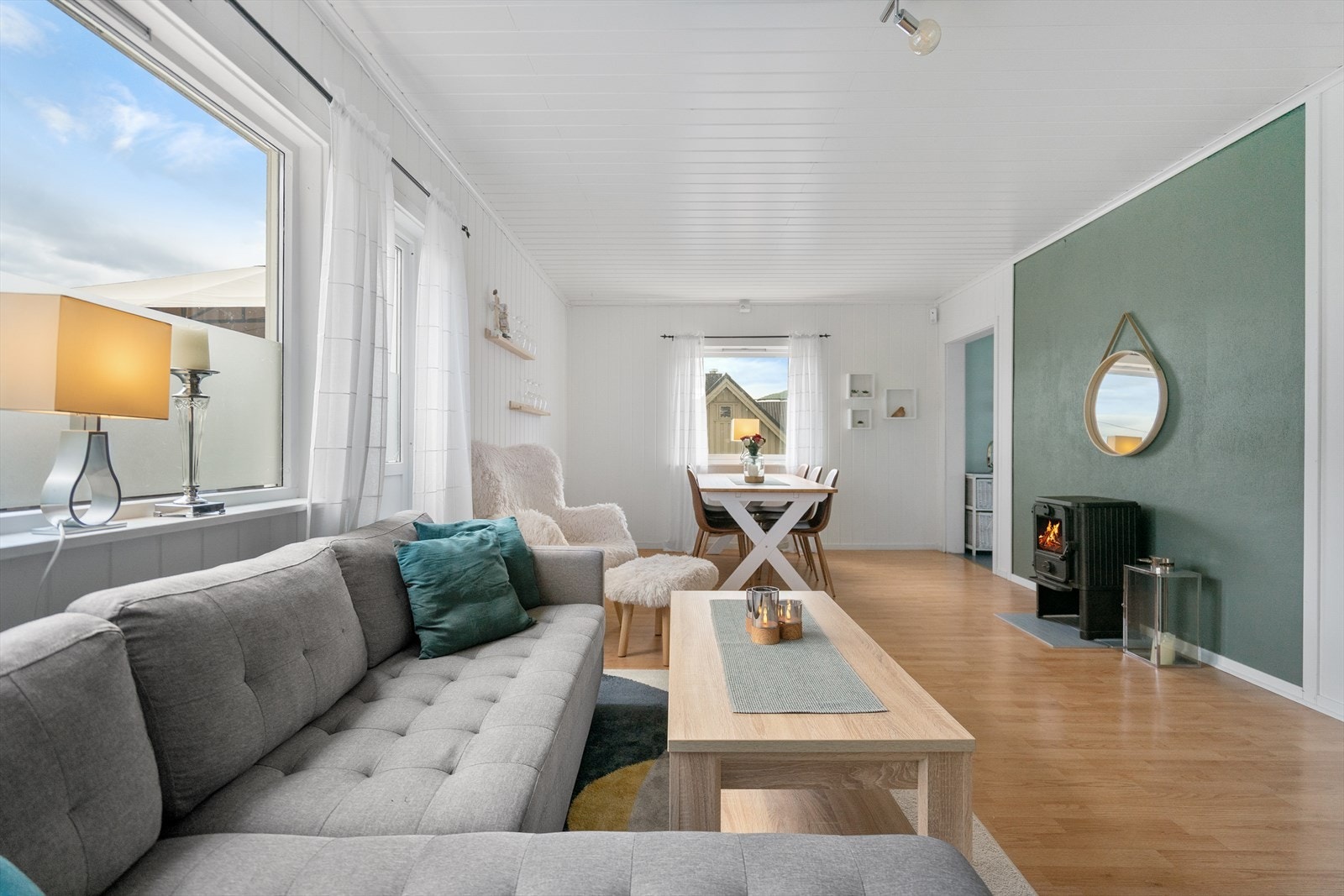 Lys og trivelig stue med store vindusflater som slipper inn rikelig med dagslys Galleribilde