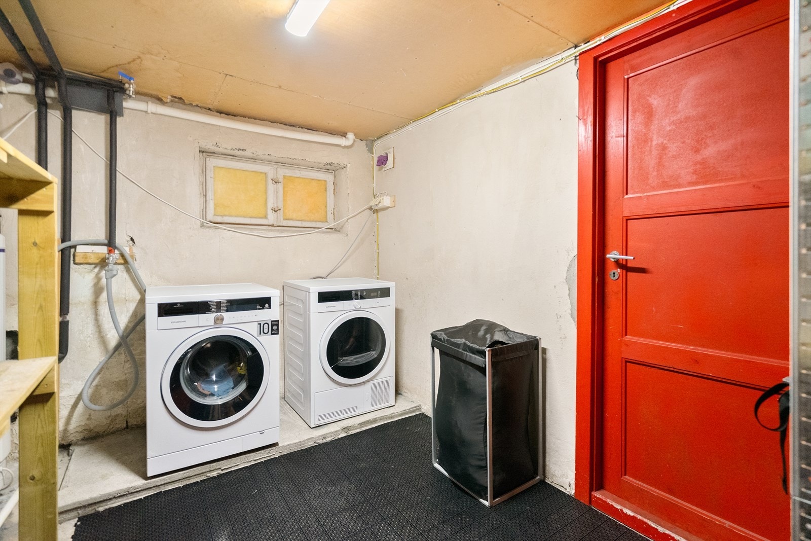 Vakserom med opplegg til vaskemaskin og tørketrommel Galleribilde