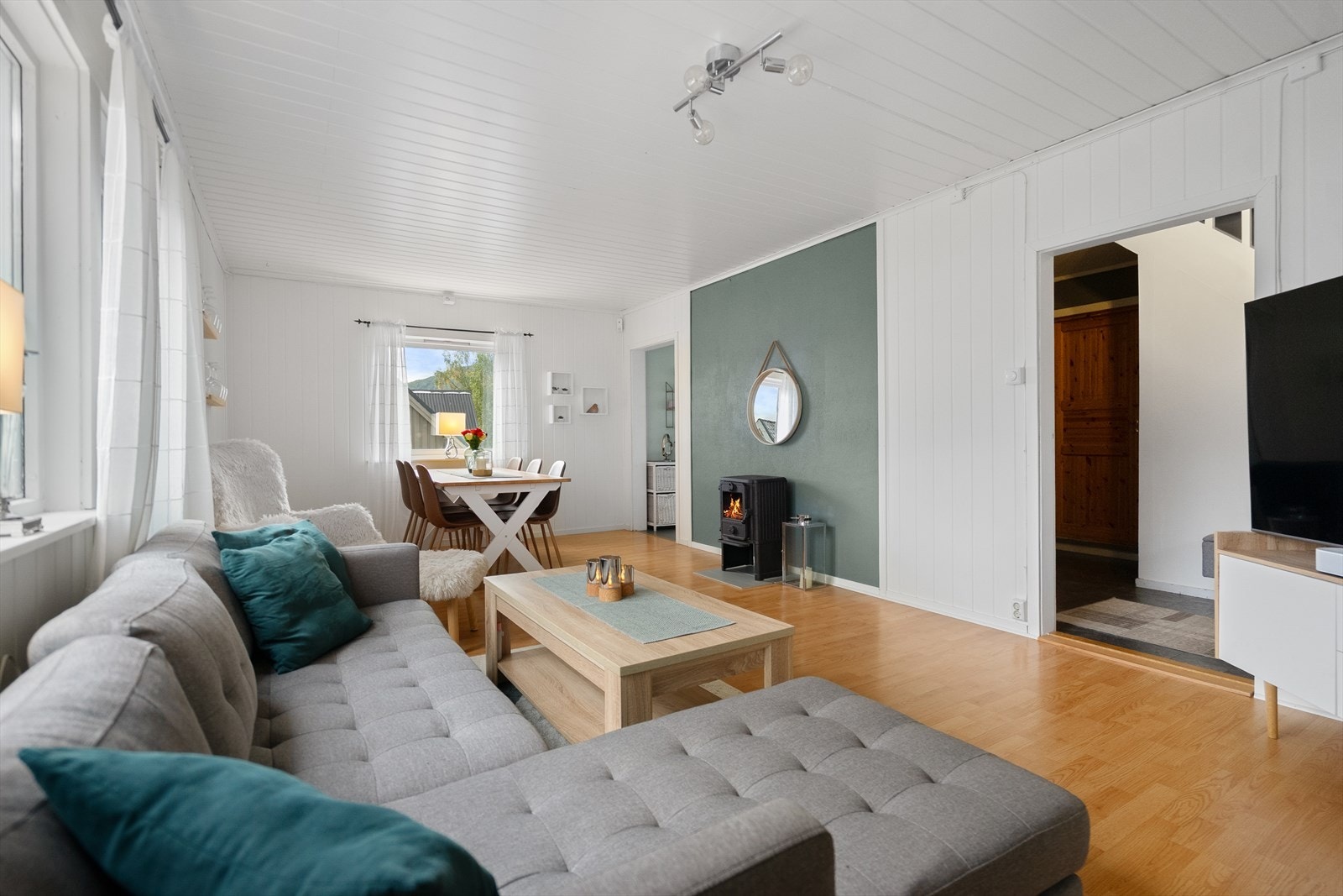 Åpen og innbydende stue med vedovn som skaper både varme og stemning på kalde dager Galleribilde