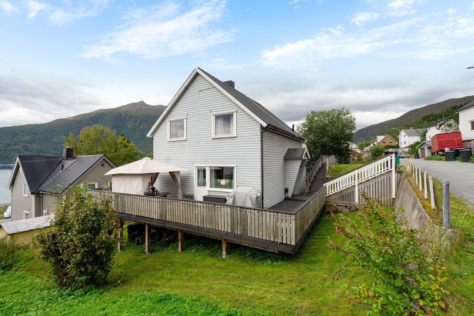 Eneboligen har en praktisk og oversiktlig tomt med plenarealer som er lettstelte Galleribilde