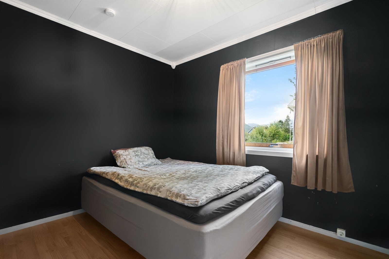 Soverom 1 - Fra soveromsvinduet har du utsyn mot hagen - et rolig og lunt soverom som gir en god start på dagen Galleribilde