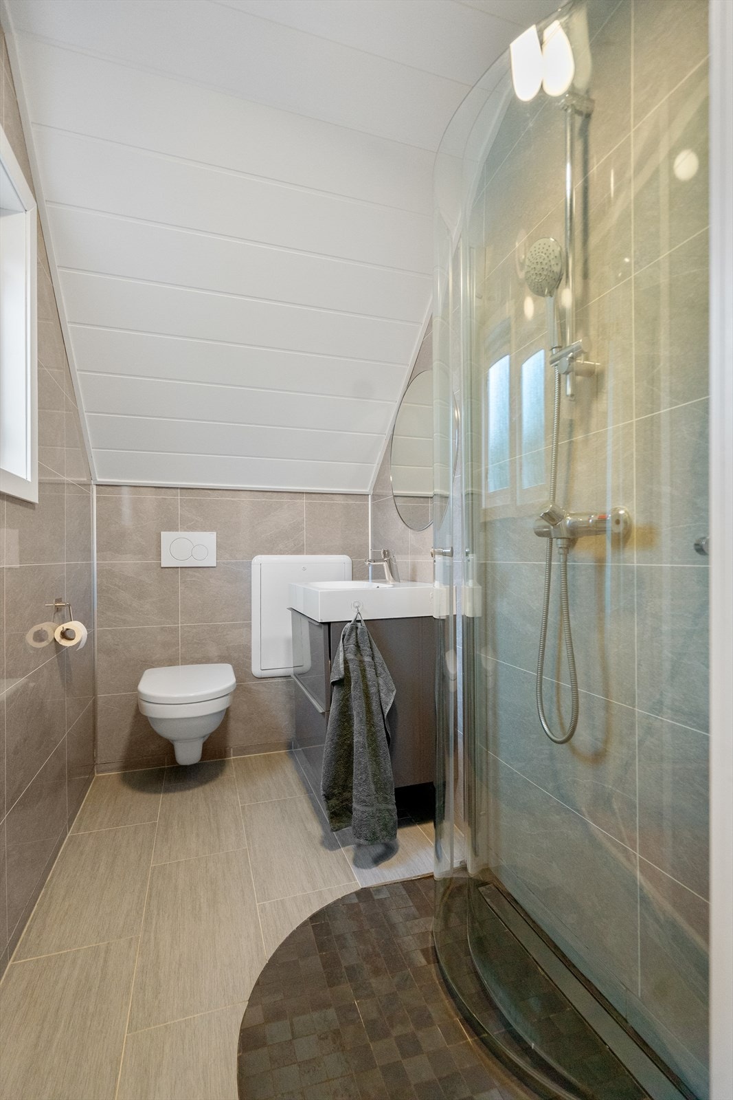 Lyst og delikat baderom med tidløse materialvalg Galleribilde