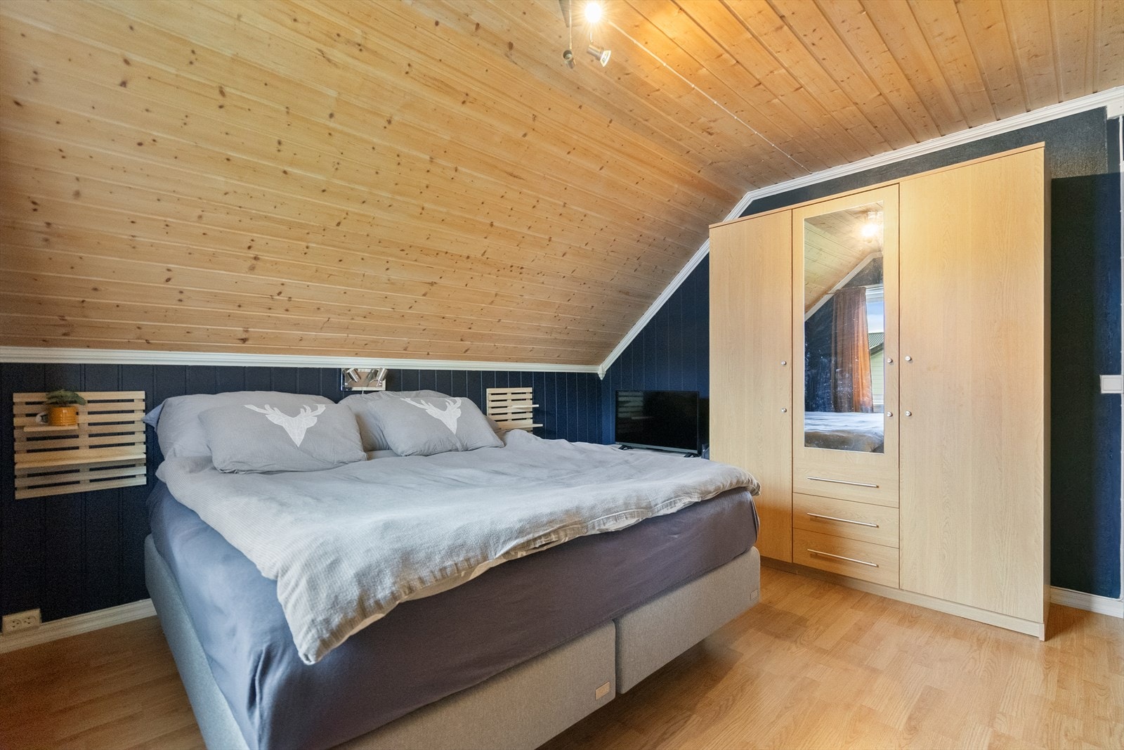 Soverom 2 - Her er det plass til dobbeltseng og garderobe - et lunt og behagelig rom Galleribilde